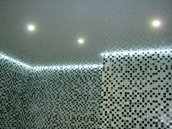 Глянцевые натяжные потолки для ванной 8 м²