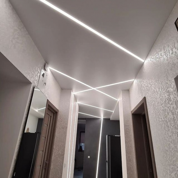 Фото натяжного потолка в прихожую