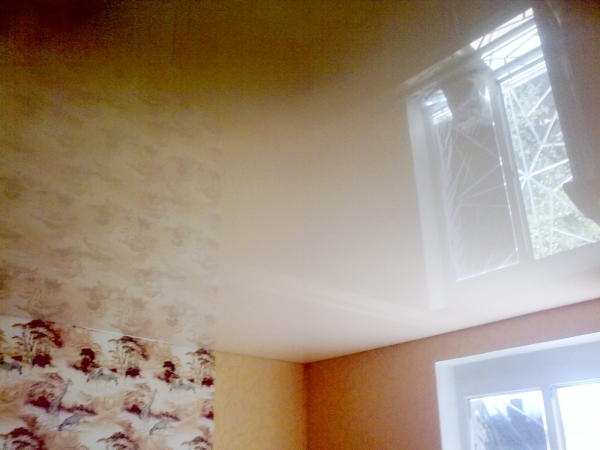 Цветной натяжной потолок в Кемерове