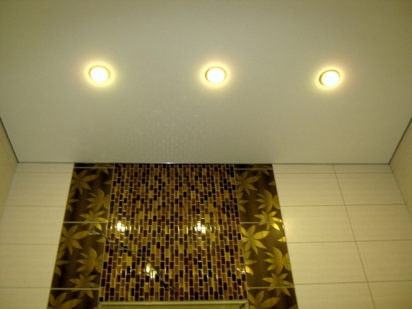 Глянцевые натяжные потолки для ванной 8 м²