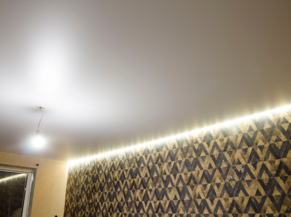 Фото парящих натяжных потолков