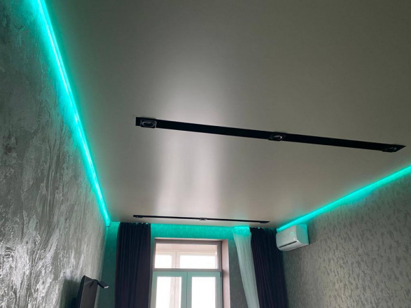 Стоимость сатинового потолка в кухне 12 м²