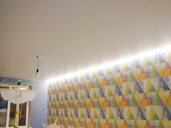 Пример натяжного потолка с подсветкой на кухню