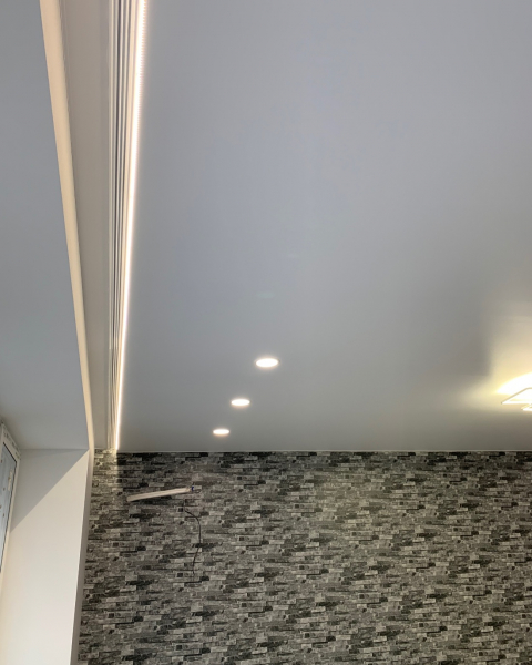 Фото натяжного потолка со скрытой нишей под карниз