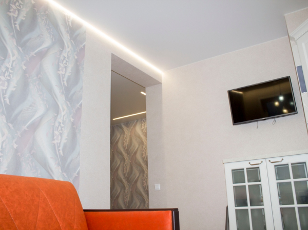 Пример матового натяжного потолка в зал