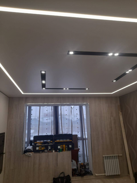 Натяжной потолок с технологией Slott